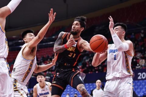 劲头实足的乐坛天后J（容祖儿 饰），天天快马加鞭地穿梭各类型工作，糊口忙得喘不外气。当脱下富丽舞衣，卸下妆容后身心累得一片空缺。但对事业布满斗心的她仍但愿尽力拓展国内市场，令事业再创岑岭。在熟悉了瞽者推拿师胡明（胡歌 饰）以后，对糊口燃起爱火，对忙碌的工作起头疏离厌倦，掮客人Man（杜汶泽 饰）为保住J的天后位置，剧烈否决。R（林欣彤 饰）一夜成名成为乐坛新贵，更被视为要挟 J 的实力新人，对演艺界的奢糜复杂糊口，既神驰又惊慌，但却渐与普通低薪的男朋友 K（陈家乐 饰） 间隔愈来愈远，没法再维系这段豪情……                                  　　摆布她们命运的掮客人Man，操纵各种卑劣的手段，让J和R，从名不经传的爱唱歌的普通女子，将她们培育成乐坛天后和天才新人，两个本来纯洁喜好唱歌的女子，命运交织，履历数段刻骨豪情的锤炼，从头确认本身的声音，找到本身的恋爱。